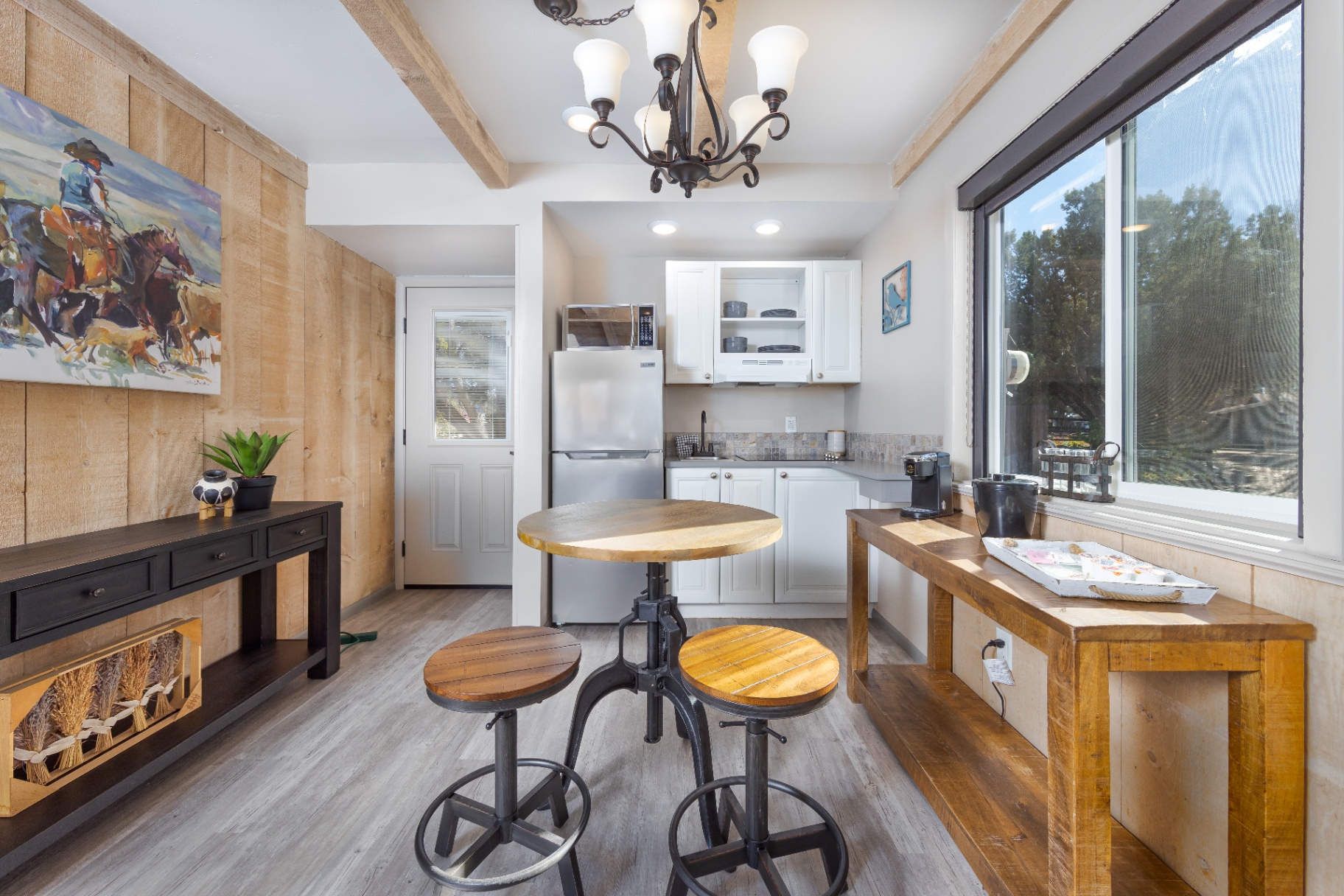 Queen cottage kitchenette with round bistro table