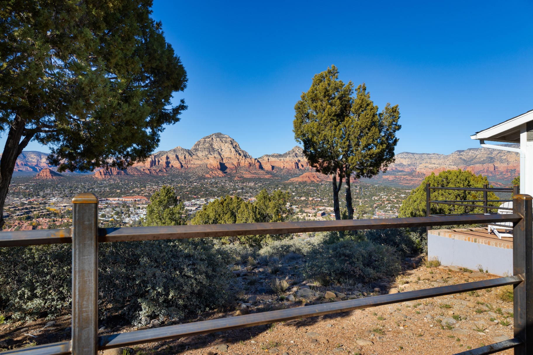 Sedona red rock panorama seen from the queen cottage patio