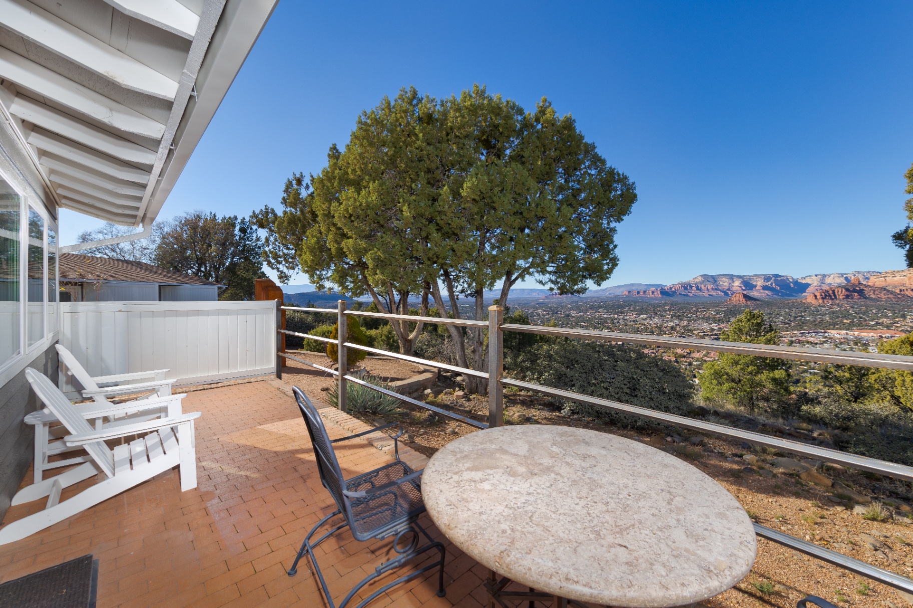 Queen cottage patio seating with panoramic red rock views