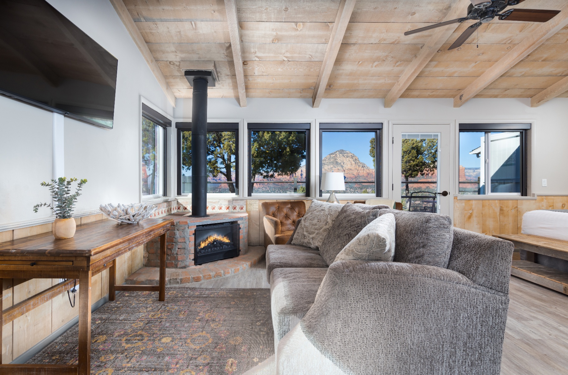 Queen cottage living room with fireplace and mountain views